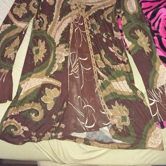 Large V-Neck Flowy Top w/ Cute Sleeves! - Picture 5 of 8